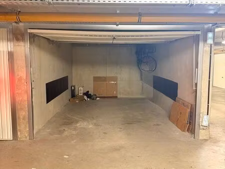grand garage / box – résidence sécurisée – feyzin