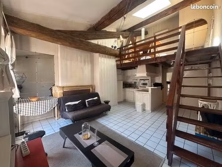 hotel de ville: t2 de caractere/ dernier etage ac ascenseur/ climatise