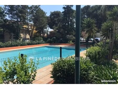 très beau studio de 22 02 m² en rez de jardin   dans une résidence calme avec piscine + pa