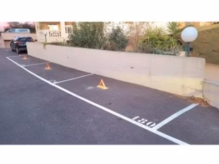 places de parking extérieures