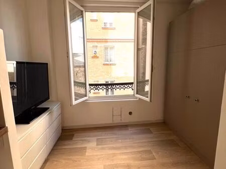 studio refait à neuf  lire l'annonce
