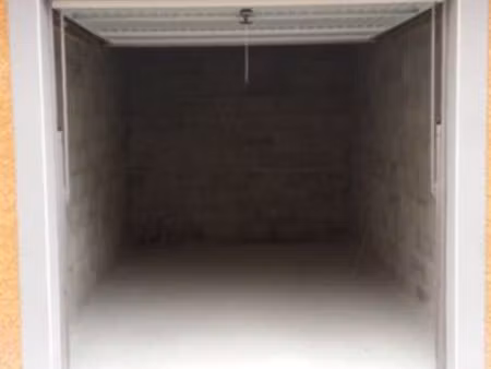 particulier loue garage 18 m2 + 12 m2 de mezzanine à bellignat  bien situé  quartier calme
