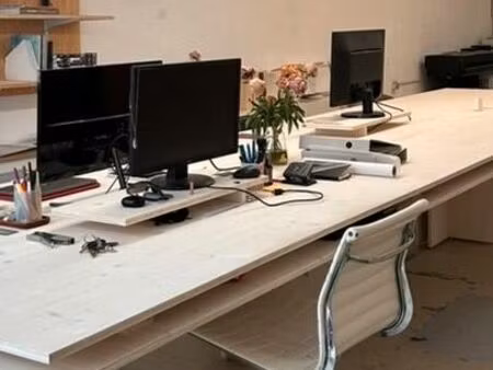 1 place de bureau dans un espace de coworking spacieux