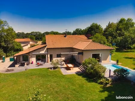 maison de 214 m² sur 4 300 m² de terrain – piscine – dpe c – 15mn à pied du centre ville