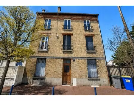secteur pavillonnaire au pied des commerces et transports !