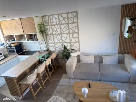 t4 rénové avec goût – 75 m² en duplex – terrasse + parking – 820 cc
