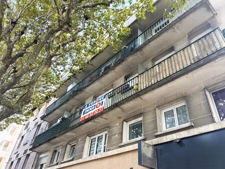 charmant studio dans un immeuble en pierre de taille