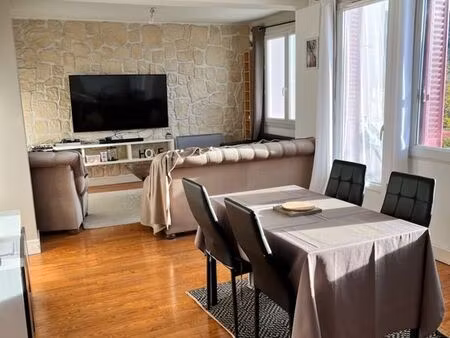 t2 entièrement meublé de 54 m2 avec balcon plein sud à oyonnax lumière