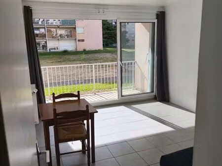 a louer studio meublé avec espace bureau séparé  terrasse  parking et cave à saint maurice