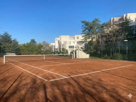appartement atypique à vendre à chatou avec jardin extérieur et parking double box ainsi q