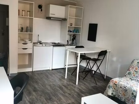 studio meublé avec balcon – centre-ville