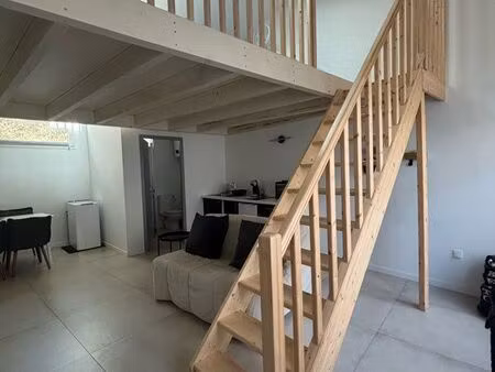 studio avec mezzanine dans maison de village