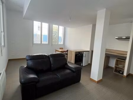 grand studio semi-meublé