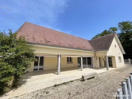 pavillon de plain-pied de 5 pièces principales avec grand garage