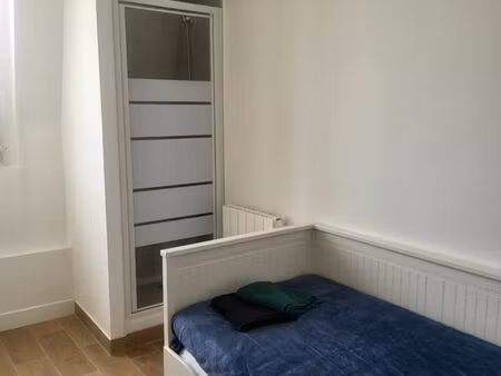 chambre de bonne meublée – 11 m² – pont de neuilly (ligne 1)
