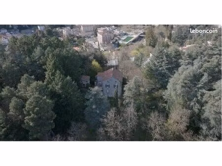 ensemble immobilier à rénover de 290 m2 composé de 2 maisons