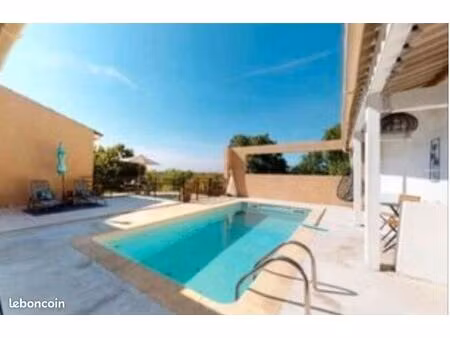 villa sur terrain avec piscine