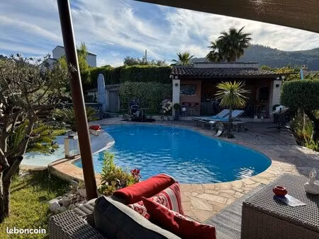 villa de charme rénovée avec piscine