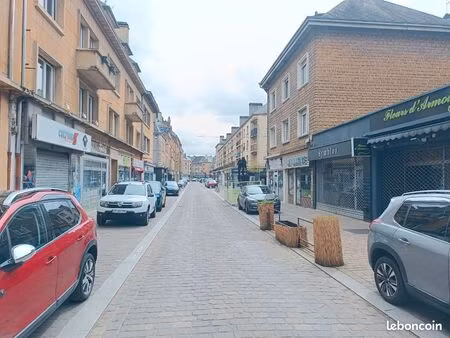 très beau local de 45 m2 très bien situé