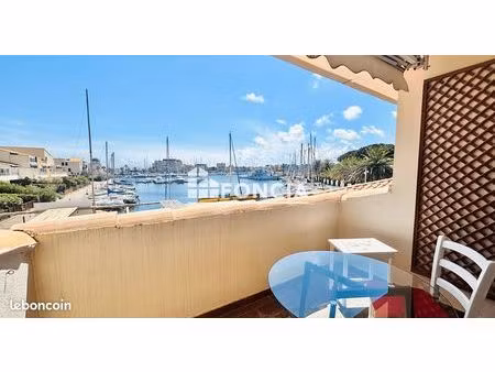 appartement avec vue imprenable sur le port de gruissan