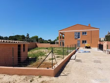 la crau – maison rénovée de 220 m² sur 1 094 m² piscinable avec permis purgé pour la const