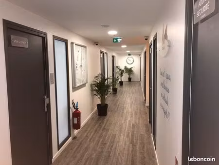 espace de travail fonctionnel dans centre d’affaires