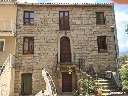 appartement duplex lumineux à louer à l'année dans l'alta rocca