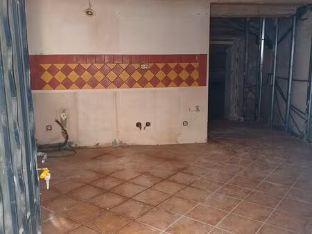 local 20 m2 de stockage avec cave