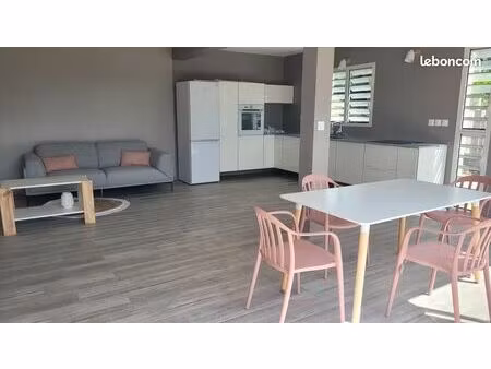 a louer beau f3 (bas de villa) semi-meublé avec deck et jardin quartier palmiste