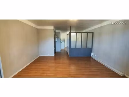 t1 44 m2 loué vide à l'année