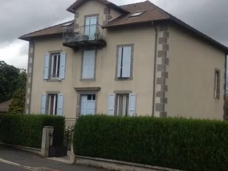 t2 40m2 bon état location à l'année centre ville arpajon sur cère 15130