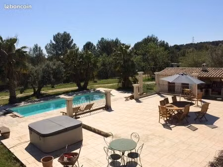 villa au milieu des figuiers et des oliviers