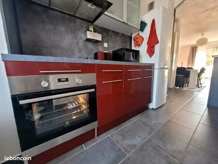lumineux t3 libre au 20 octobre. 59m2  2 chambres. climatisation. fibre internet. local vé