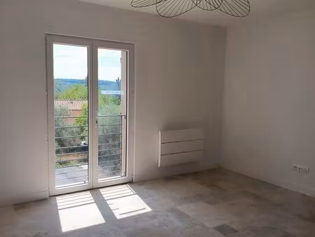 bel appartement f2 neuf avec 2 places parking dispo 15/06/26