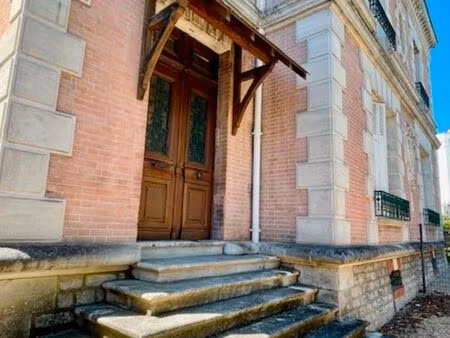 grand f2 de 78 m2 avec mezzanine dans maison de maître