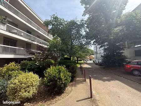 appartement 3 pièces de 69 7 m² à sèvres – parking  cave et ascenseur