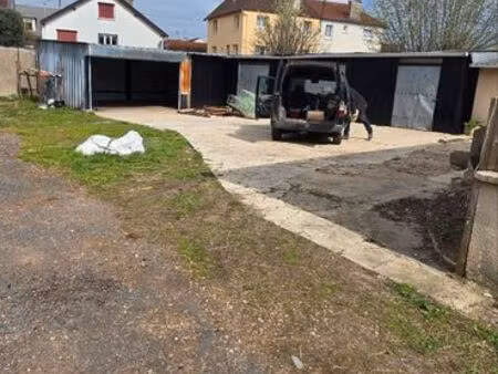 terain avec box de stockage