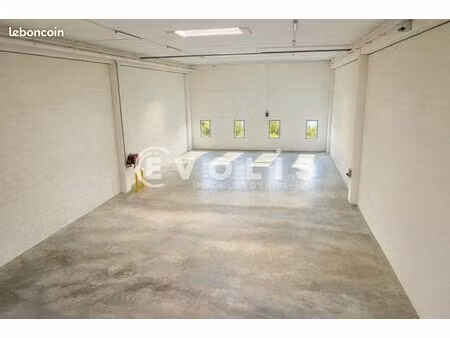 local d'activité 976 m²