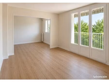grand t5 lumineux avec balcon entièrement rénové– garage fermé disponible – haut victor-hu