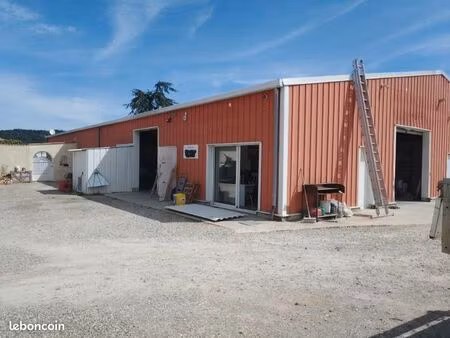 vend dépôt + appartement