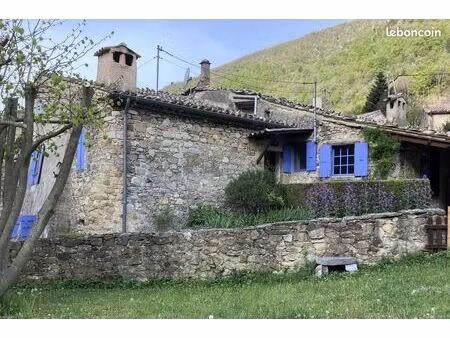 a acheter maison en pierre avec jardin plat et parking privé