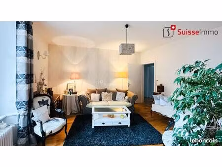 studio 5 pièces 130 m²