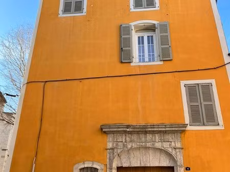 ? magnifique duplex rénové au cœur de brignoles – cuisine équipée  chambre spacieuse  clim