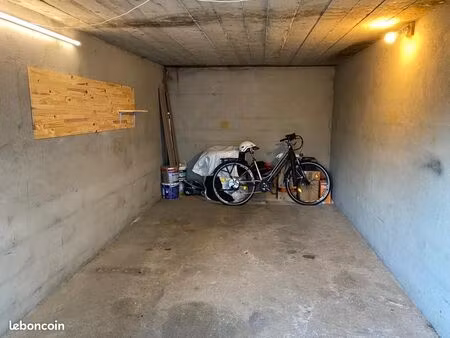 grand garage fermé de 17 m2 à louer à rumilly