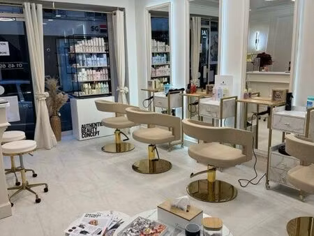salon de coiffure premium entièrement rénové avec des matériaux de qualité et une décorati