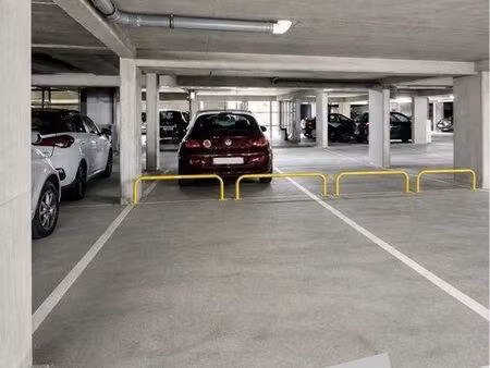 1 place de parking boxable et bornable