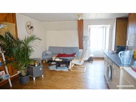 t2 en duplex – centre-ville avec parking privé et portail électrique. rue saint hilaire