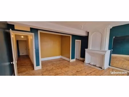 a louer appartement 50m du marché central