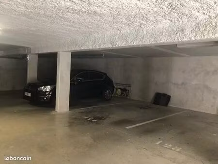 vends parking couvert sécurisé