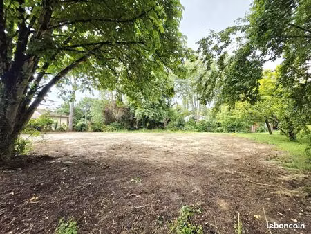 terrain 685 m² menville